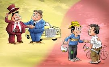 Bà lão đã làm một việc bất ngờ khi bị mời ra khỏi ngân hàng vì rút số tiền quá ít